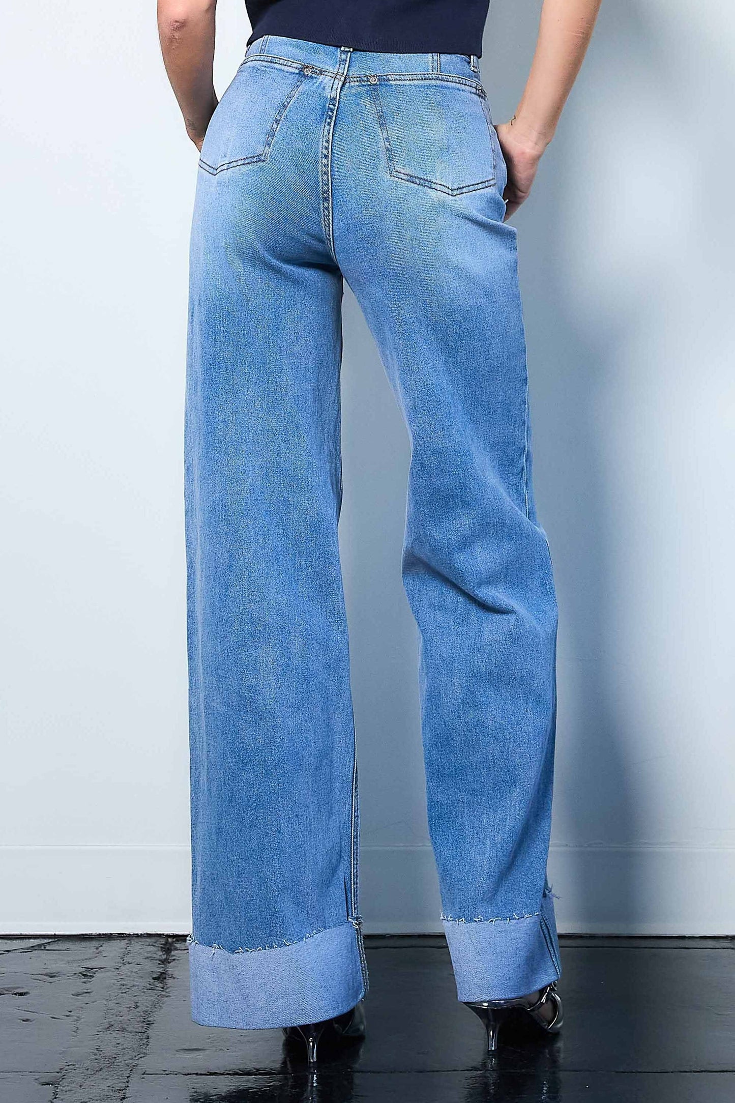 PANTALON WIDE LEG CON DOBLADILLO Y DETALLE DE COSTURA MEDIA