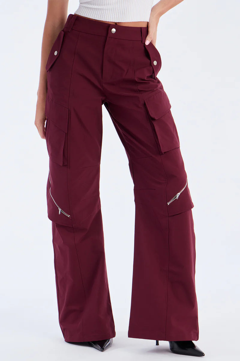 PANTALON CARGO DE CINTURA ALTA BURDEOS