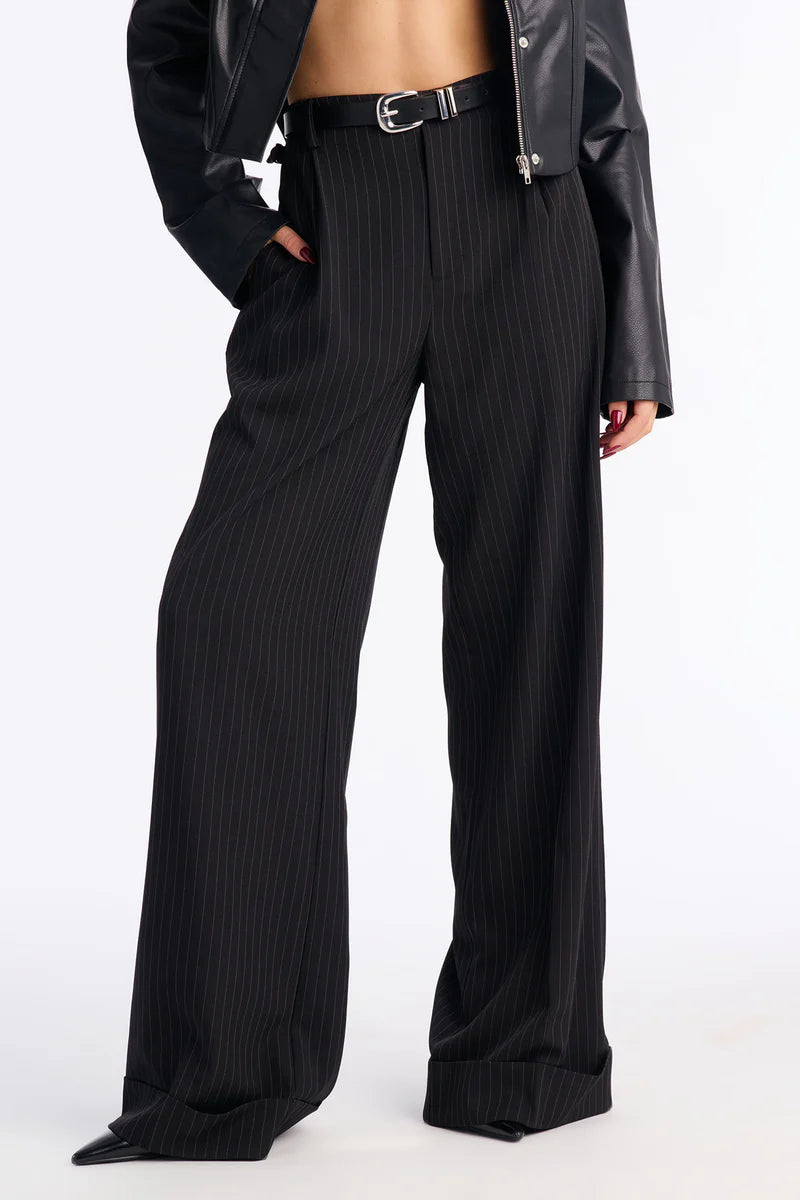PANTALON NEGRO CON LINEAS FINAS BLANCAS