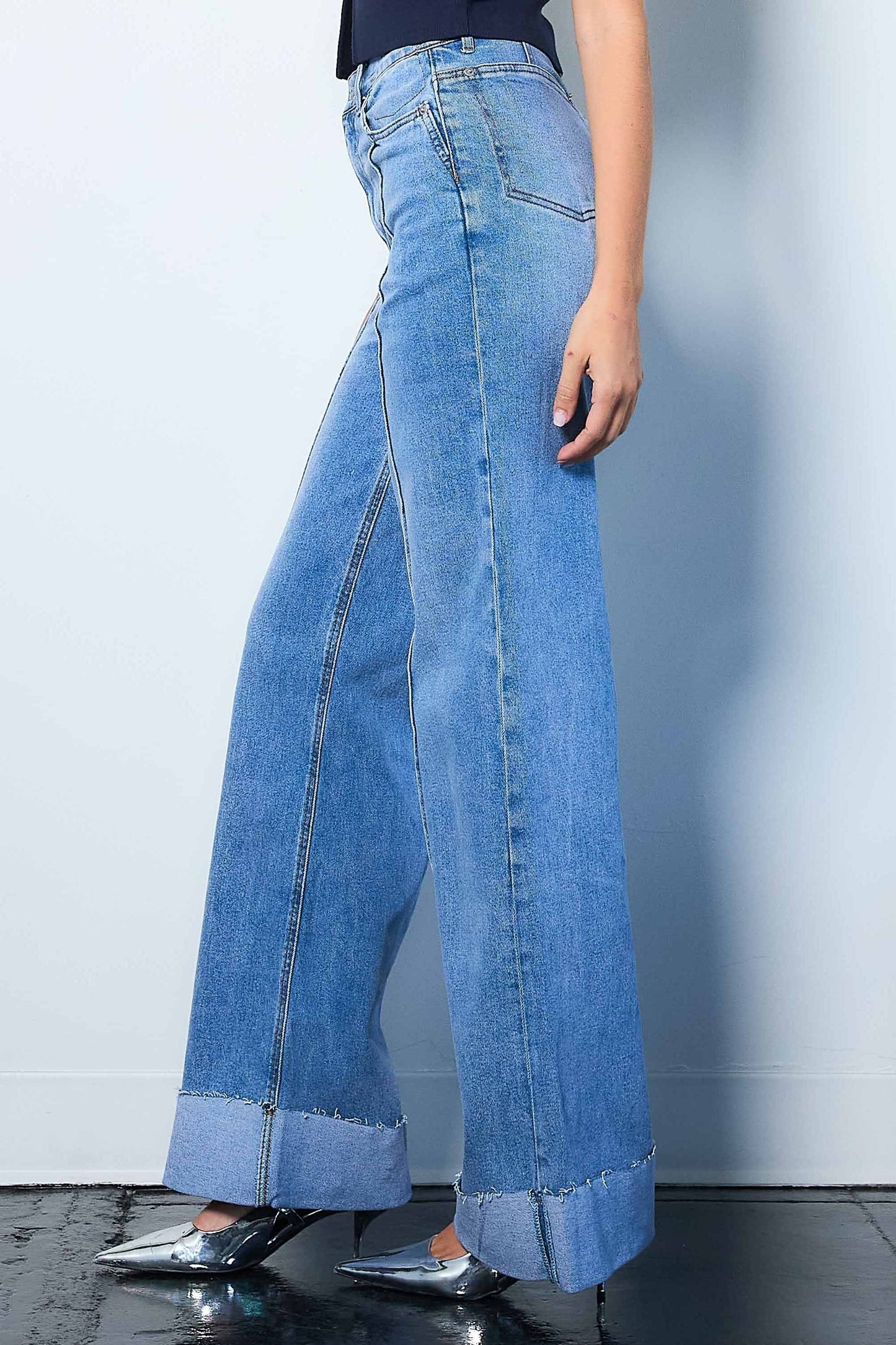 PANTALON WIDE LEG CON DOBLADILLO Y DETALLE DE COSTURA MEDIA