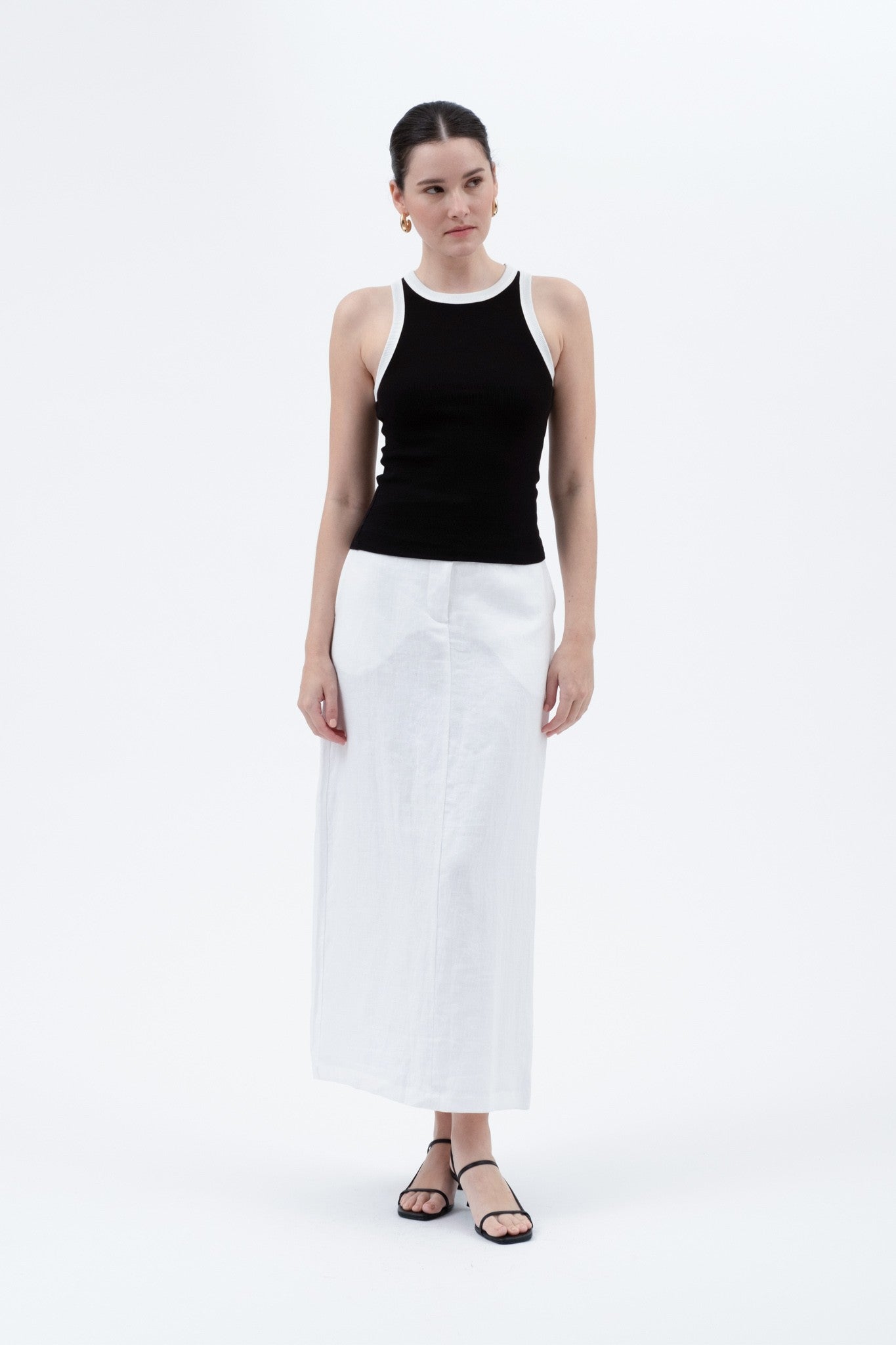TANK TOP NEGRO CON DETALLE BLANCO