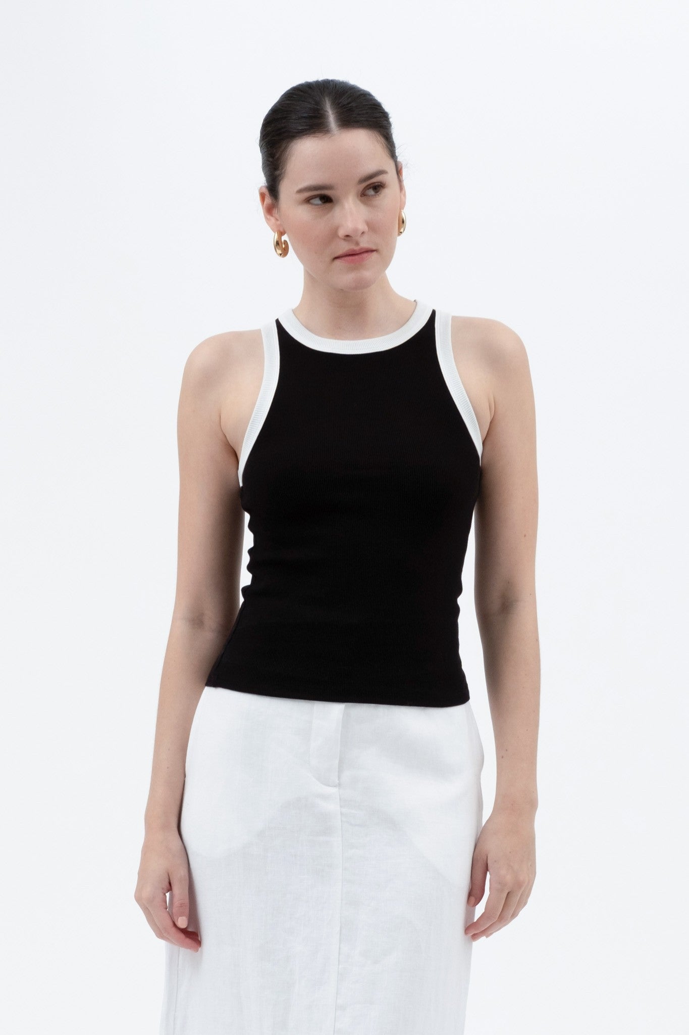 TANK TOP NEGRO CON DETALLE BLANCO