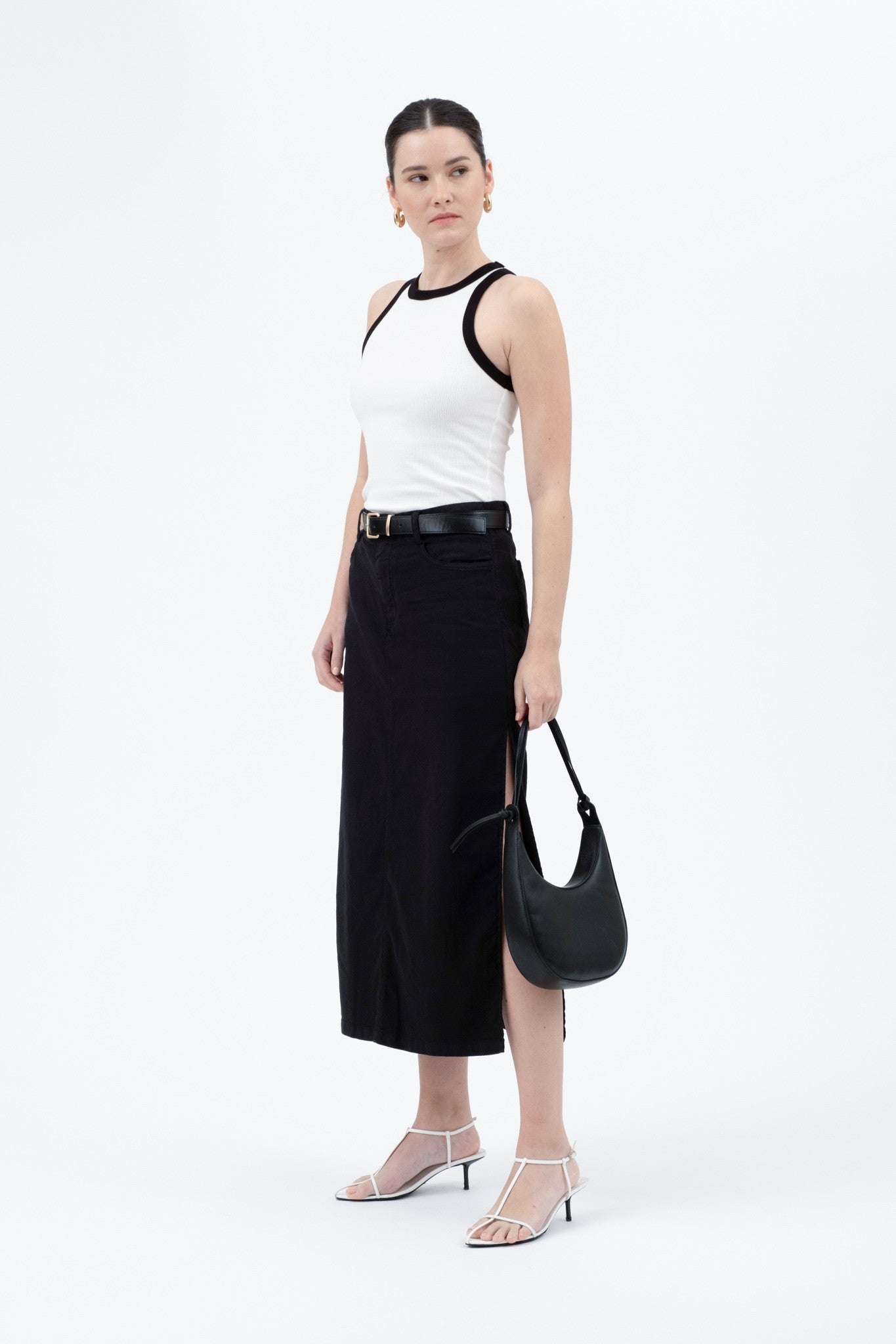 TANK TOP BLANCO CON DETALLE NEGRO