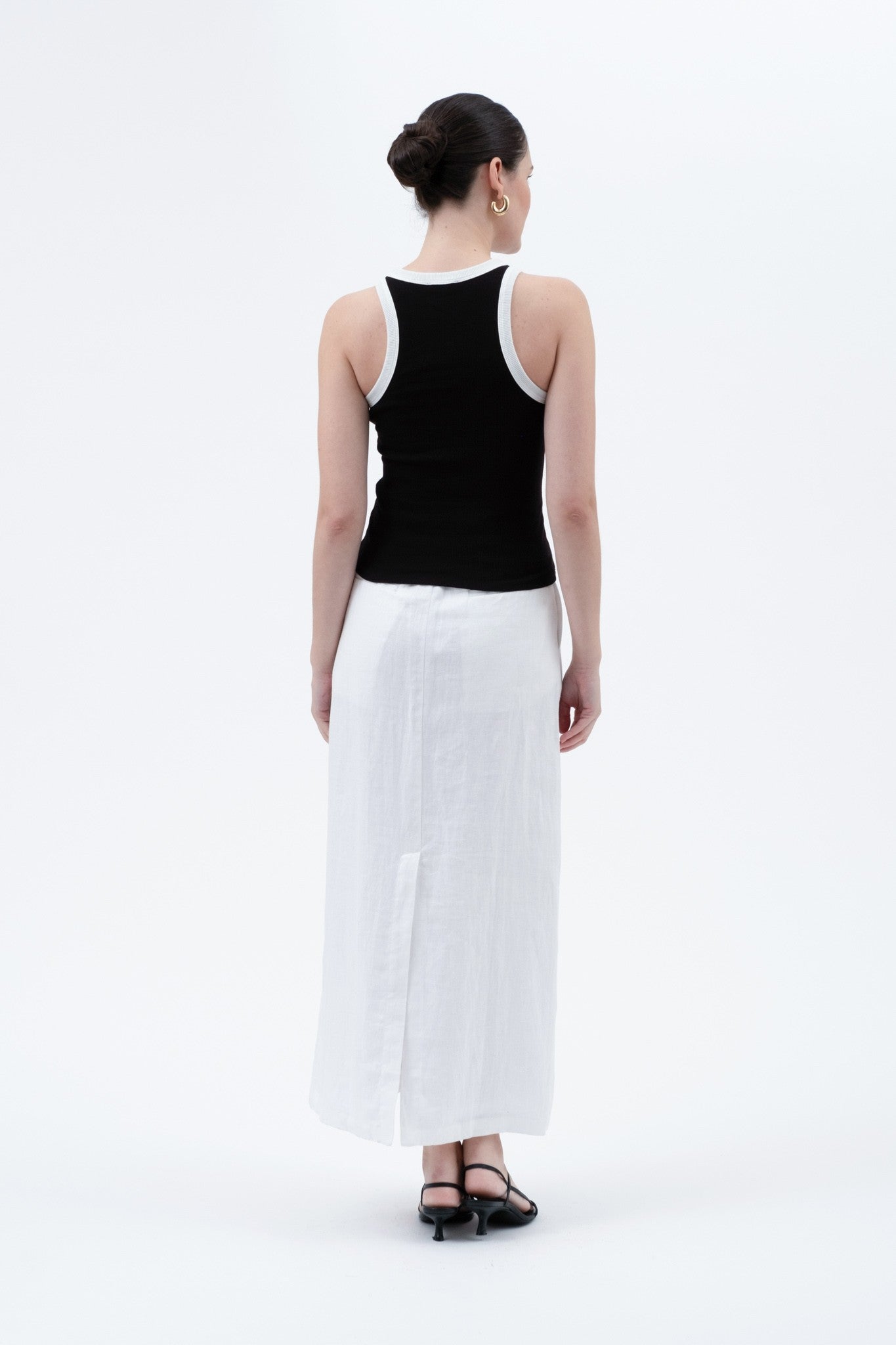 TANK TOP NEGRO CON DETALLE BLANCO