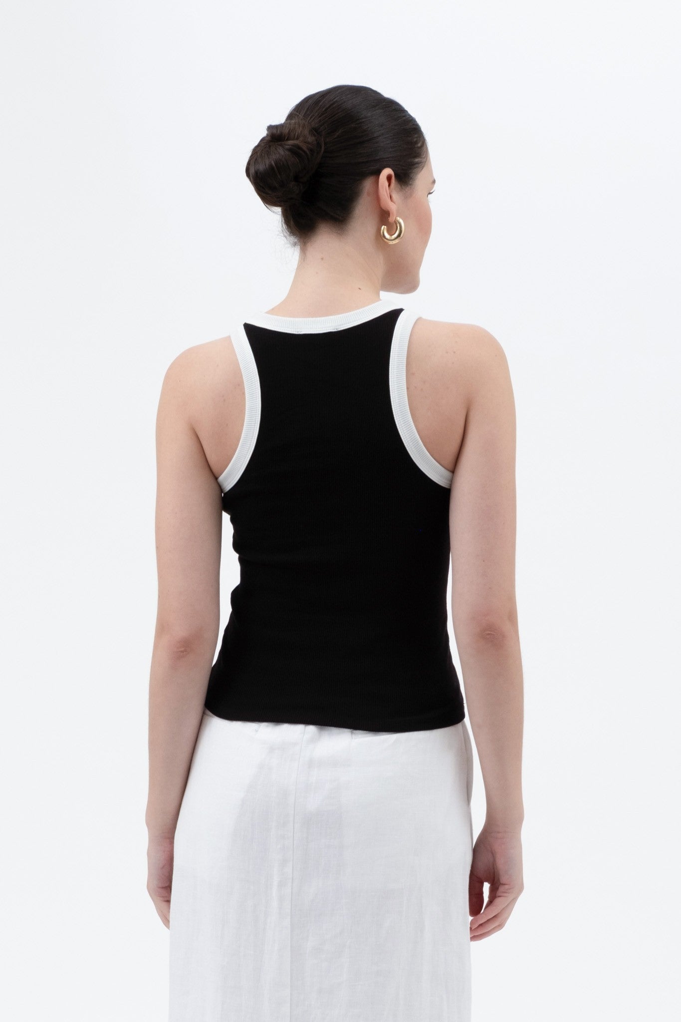 TANK TOP NEGRO CON DETALLE BLANCO