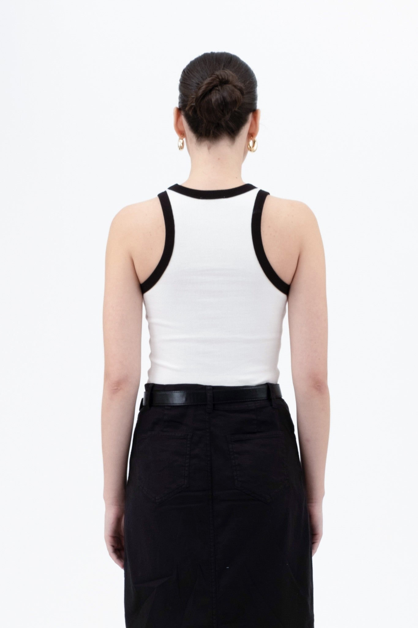 TANK TOP BLANCO CON DETALLE NEGRO
