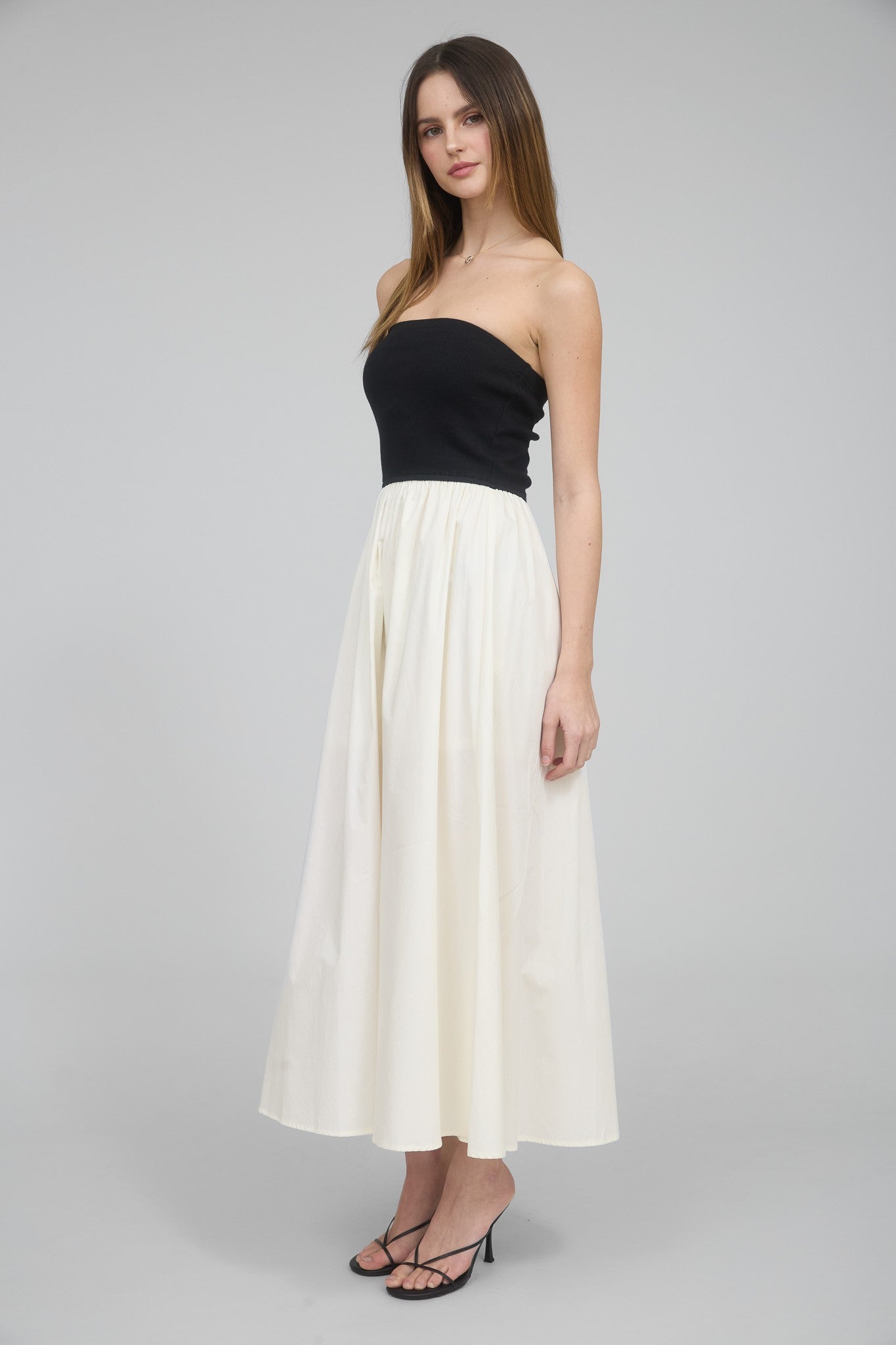 MAXI VESTIDO STRAPPLE NEGRO Y BLANCO