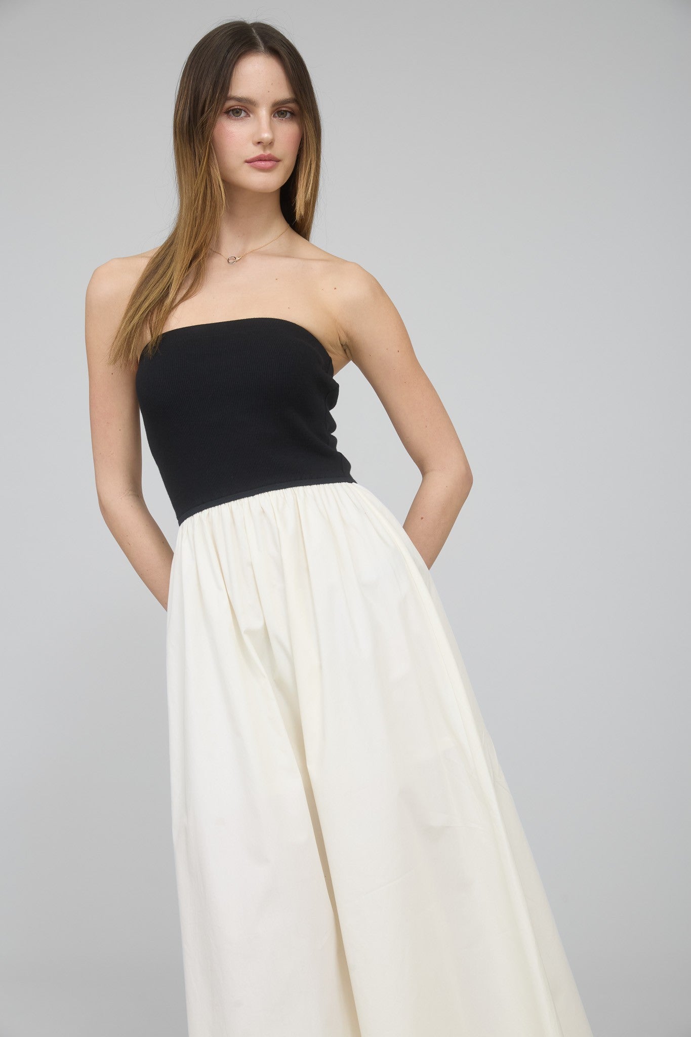 MAXI VESTIDO STRAPPLE NEGRO Y BLANCO